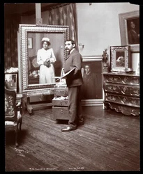 De kunstenaar Louis Loeb schildert een portret van Eleanor Robson (zilveren gelatin afdruk)